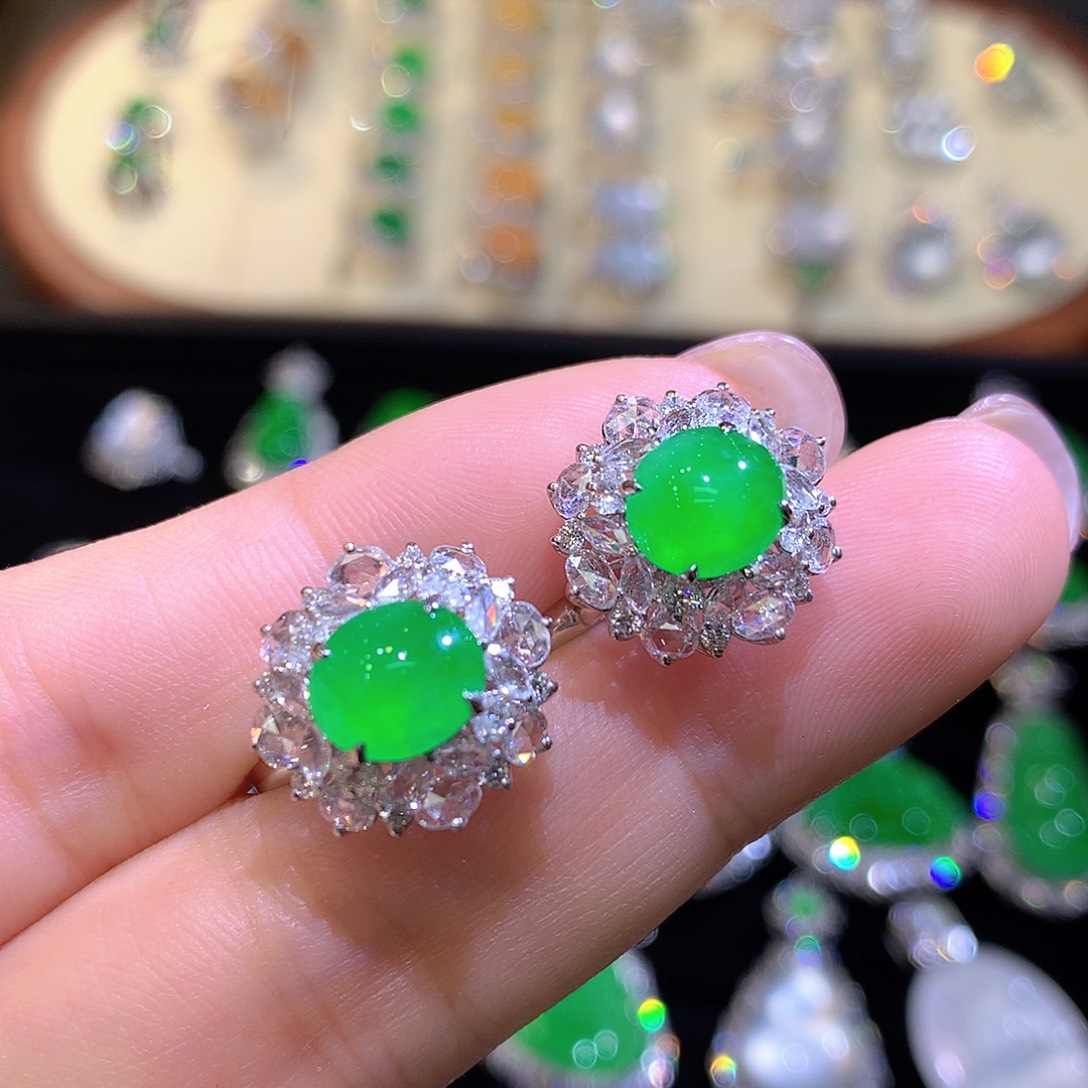 翡翠18K金镶嵌耳饰高冰满绿起光蛋面耳包