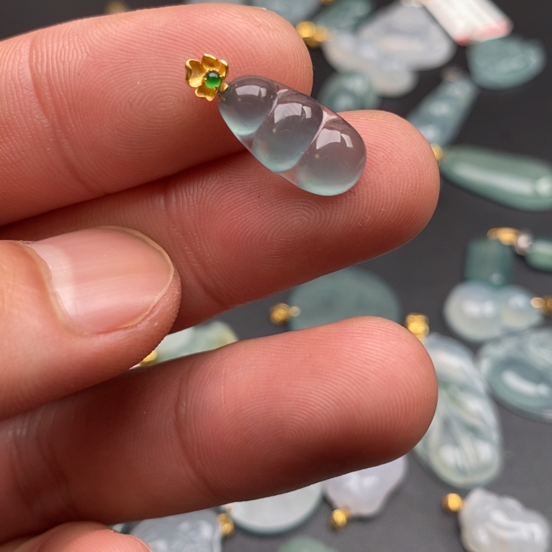 颈饰18K金镶嵌翡翠