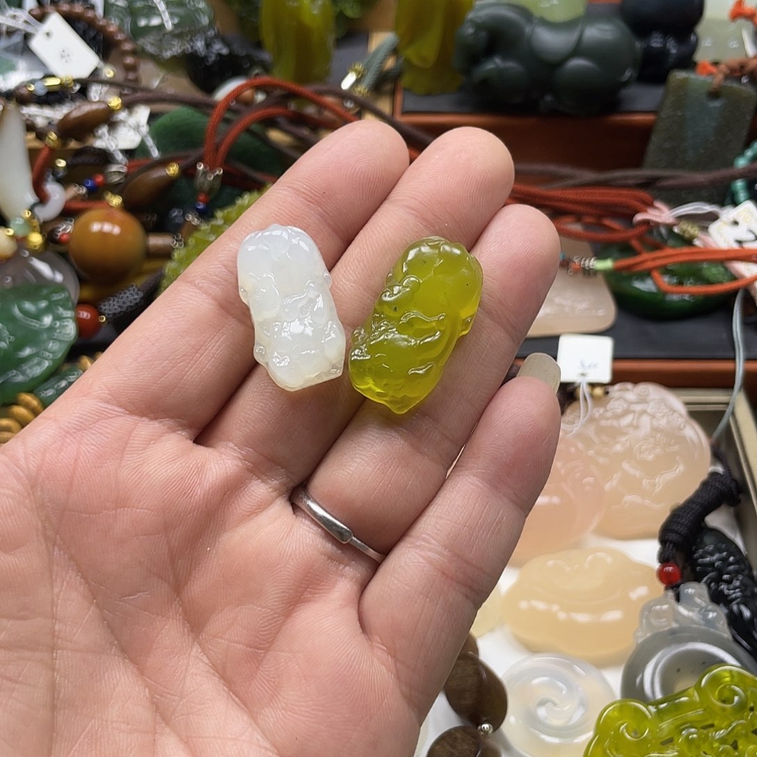 晴***空蛇纹石玉未镶嵌颈饰