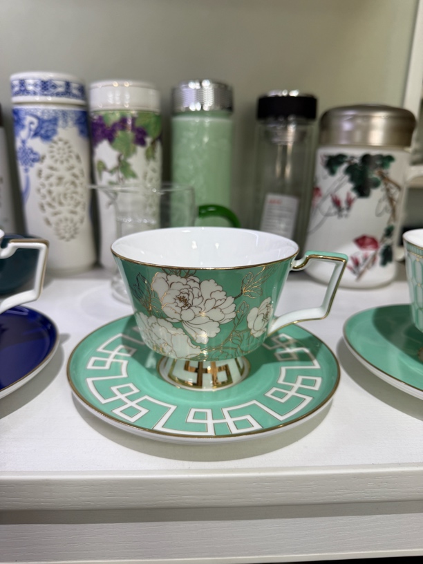 雅致花卉图案陶瓷杯碟