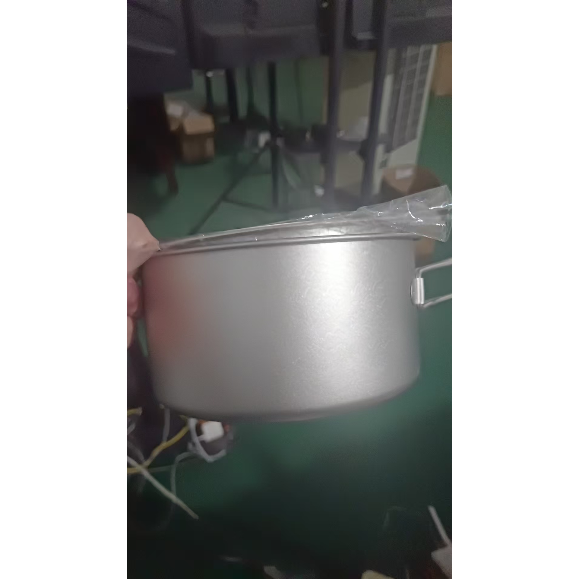 瑕疵冰花纯钛1.8L单柄锅（带盖）