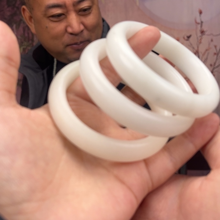 二***产蛇纹石玉未镶嵌手镯