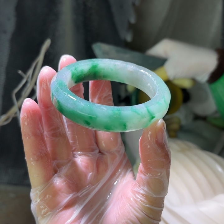 梦***落石英质玉（非洲翠）未镶嵌手镯定制