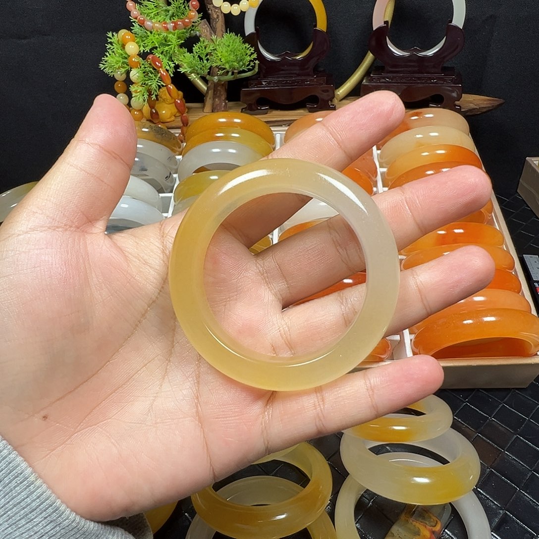 屁****石英质玉（黄龙玉）未镶嵌手镯