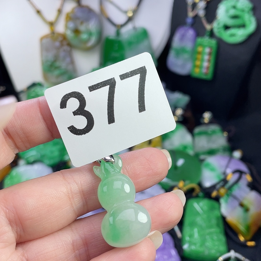 翡翠未镶嵌吊坠(赠链)