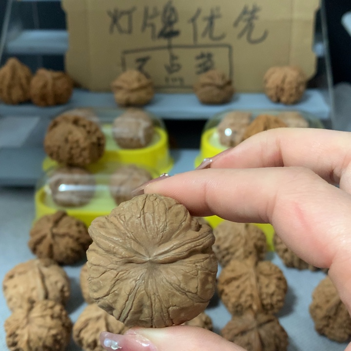 江***2文玩核桃吊坠异形单只，有瑕疵