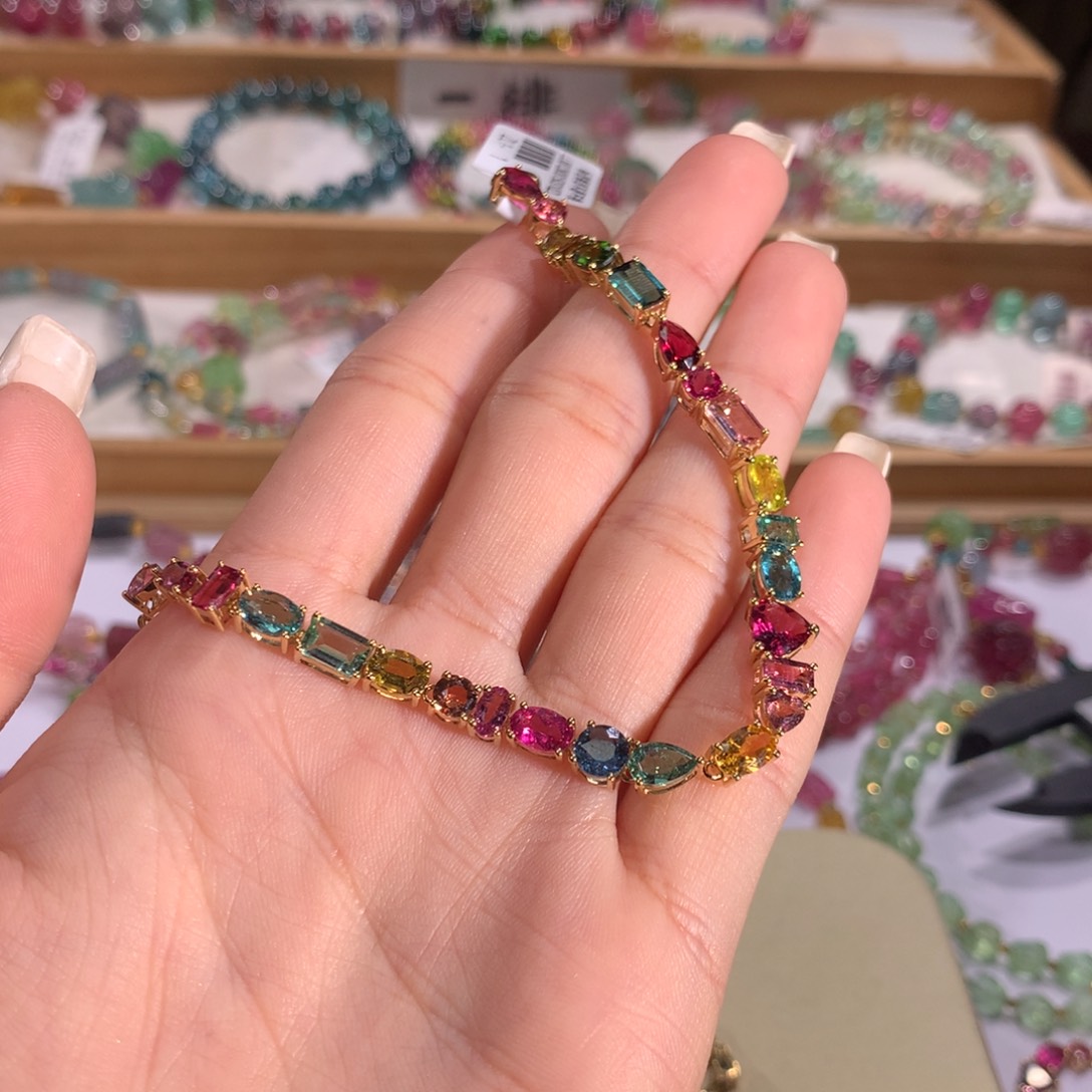 多样性发货一件18K金镶嵌碧玺我****?