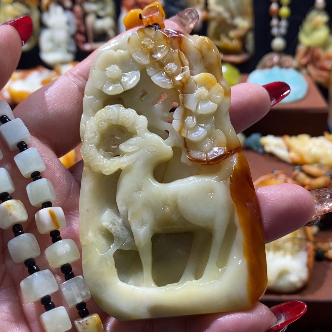 蛇纹石玉颈饰未镶嵌