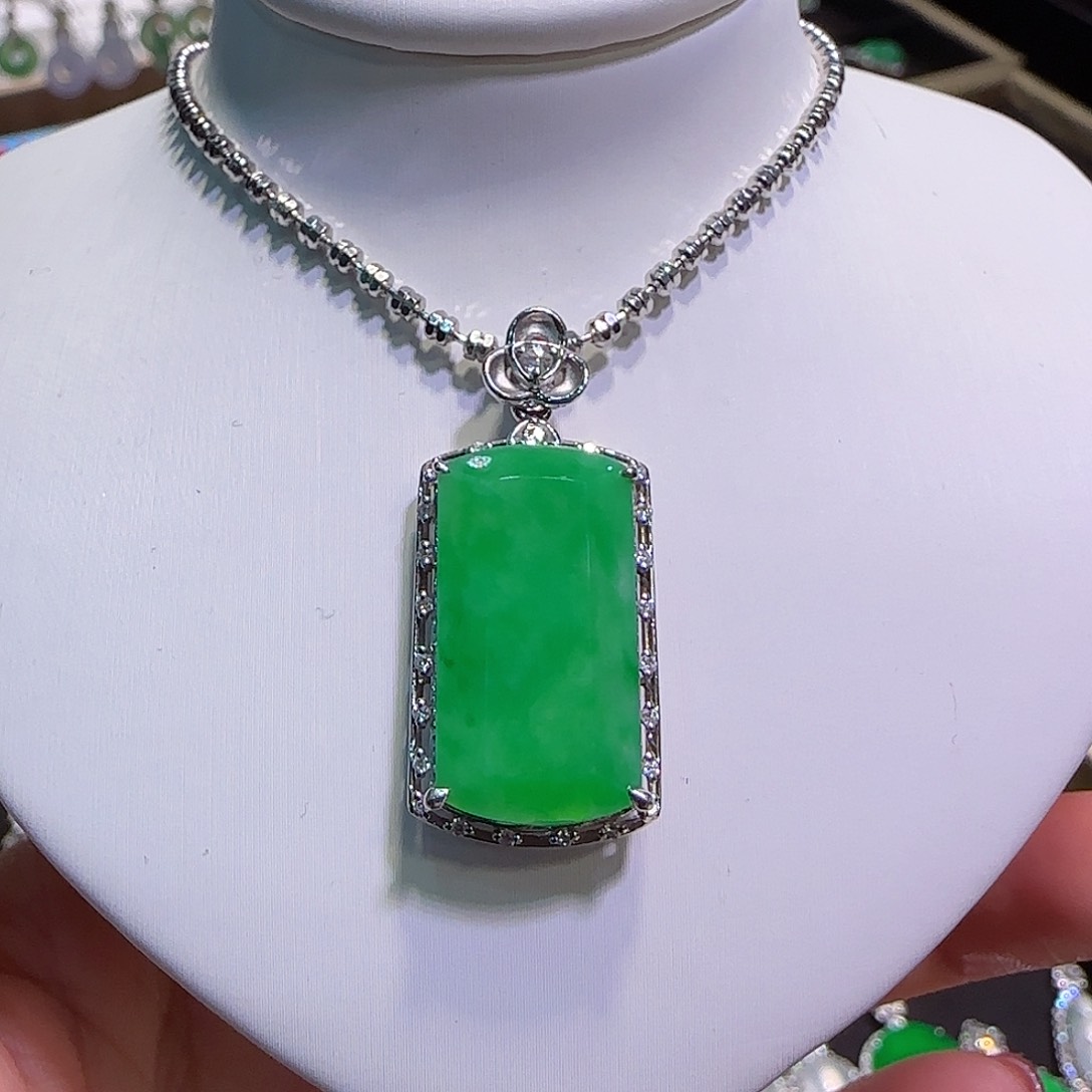 翡翠吊坠(不含链)18K金镶嵌无事牌