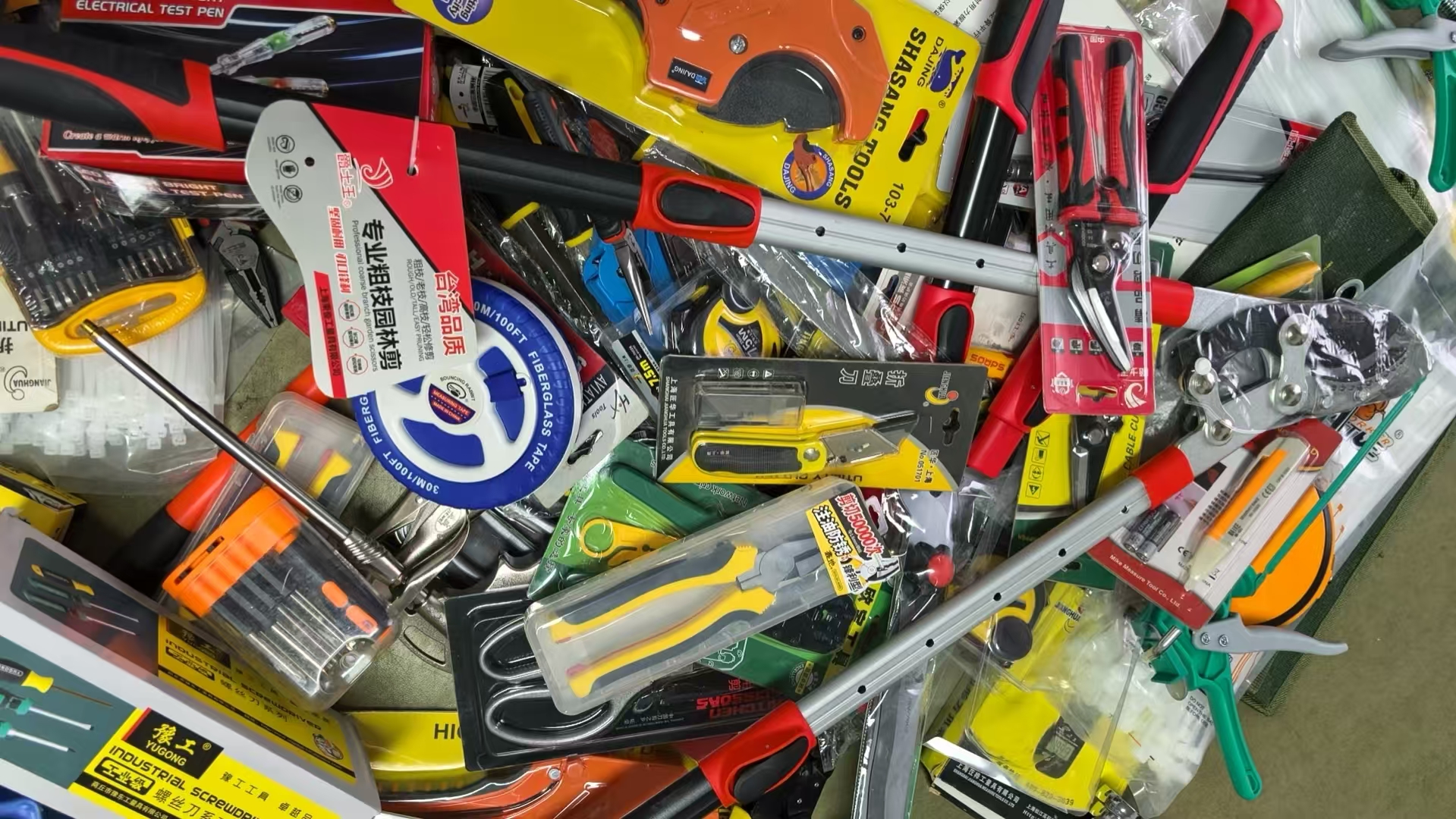 钢丝钳尖嘴钳水平尺锤子扎带套装扳手五金工具