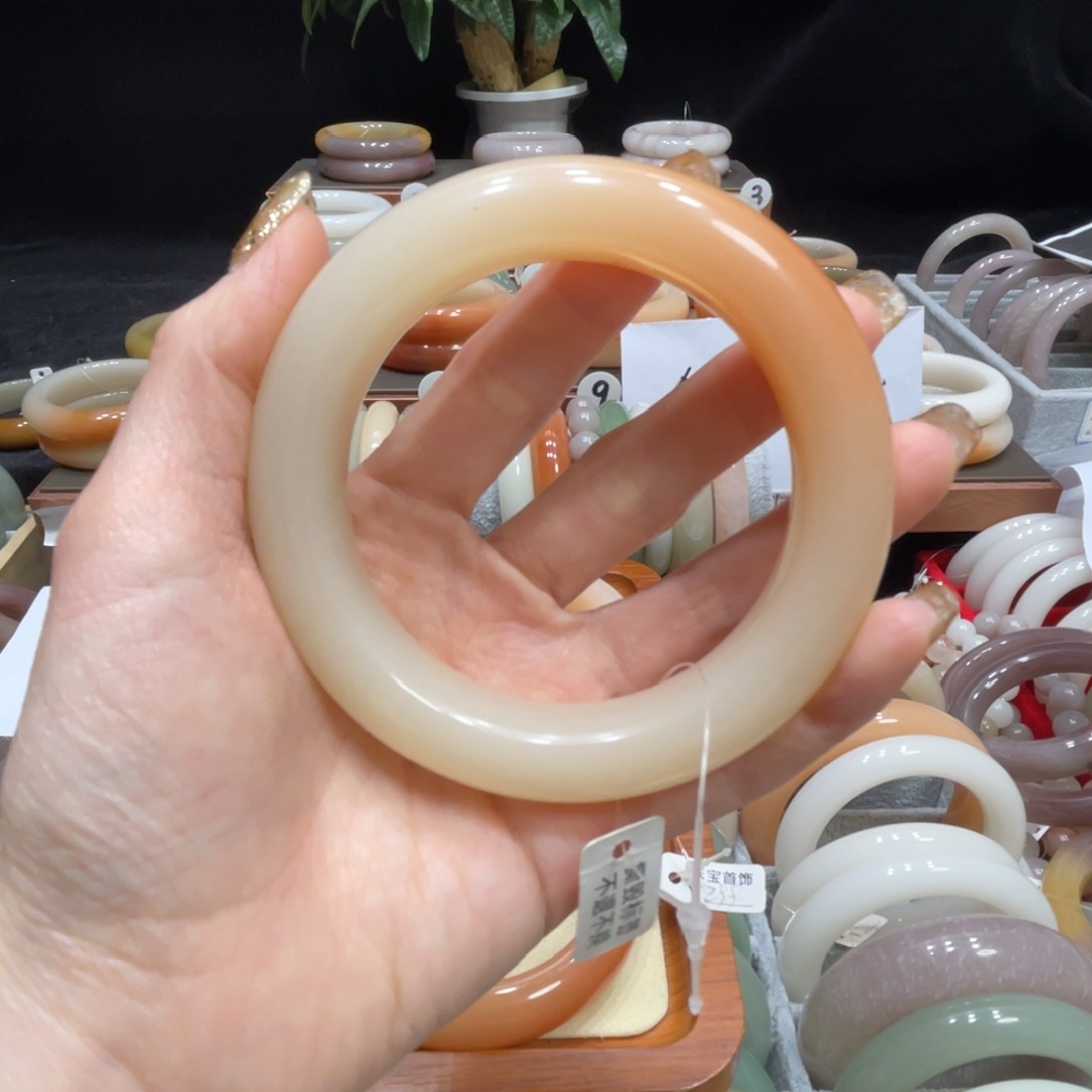 火***店石英岩玉未镶嵌手镯