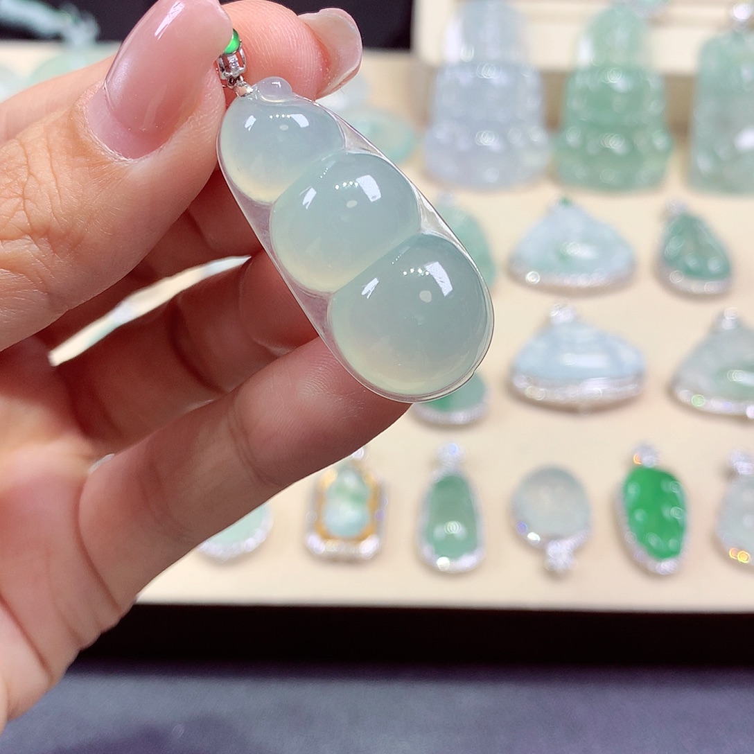 翡翠18K金镶嵌颈饰翡翠