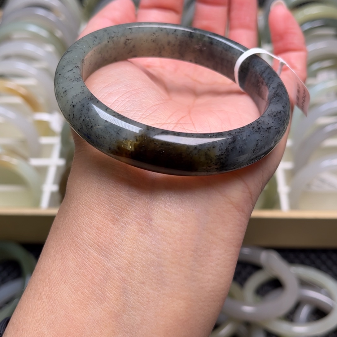 春***燕和田玉未镶嵌手镯60圈