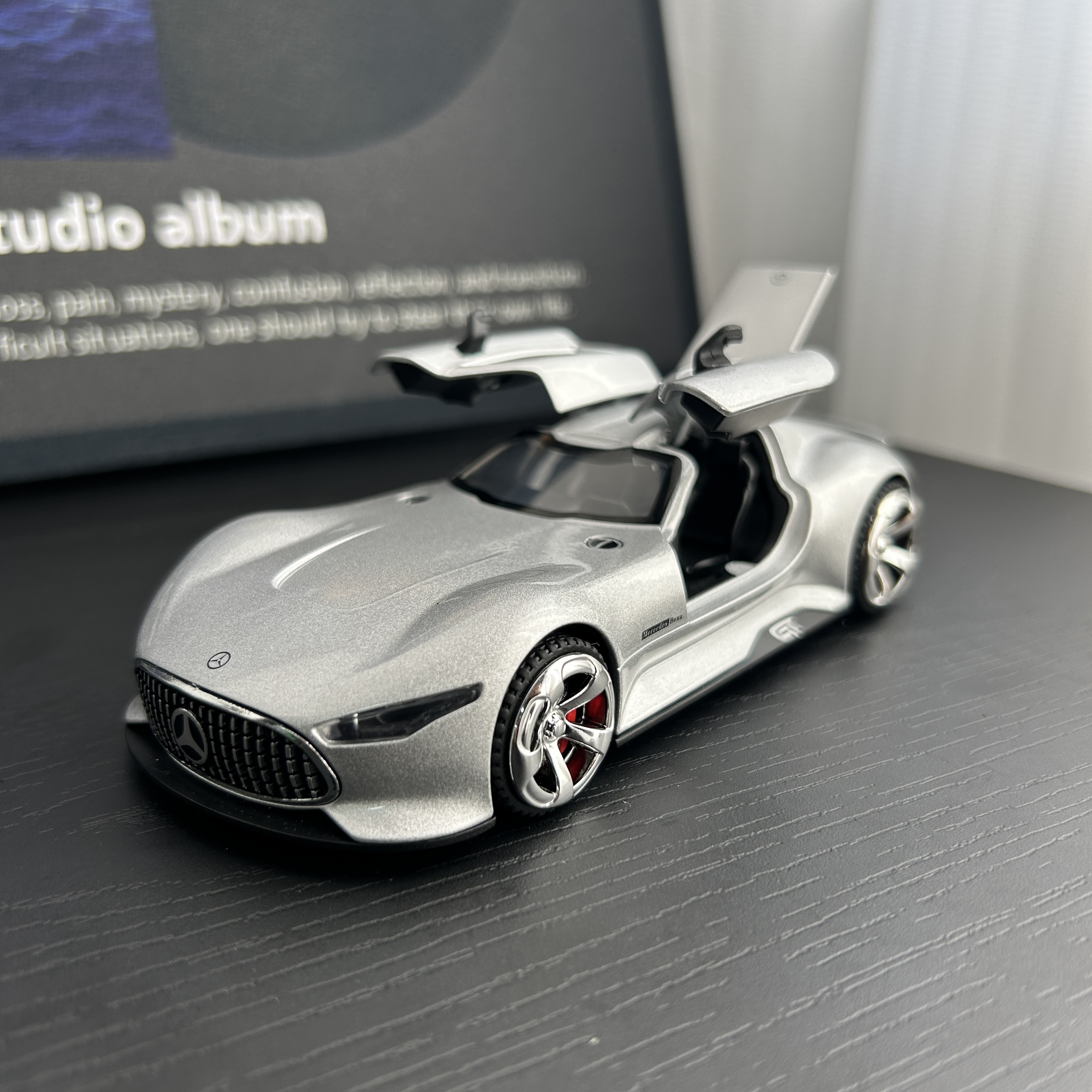 1:32合金声光奔驰概念跑车回力模型三开门A