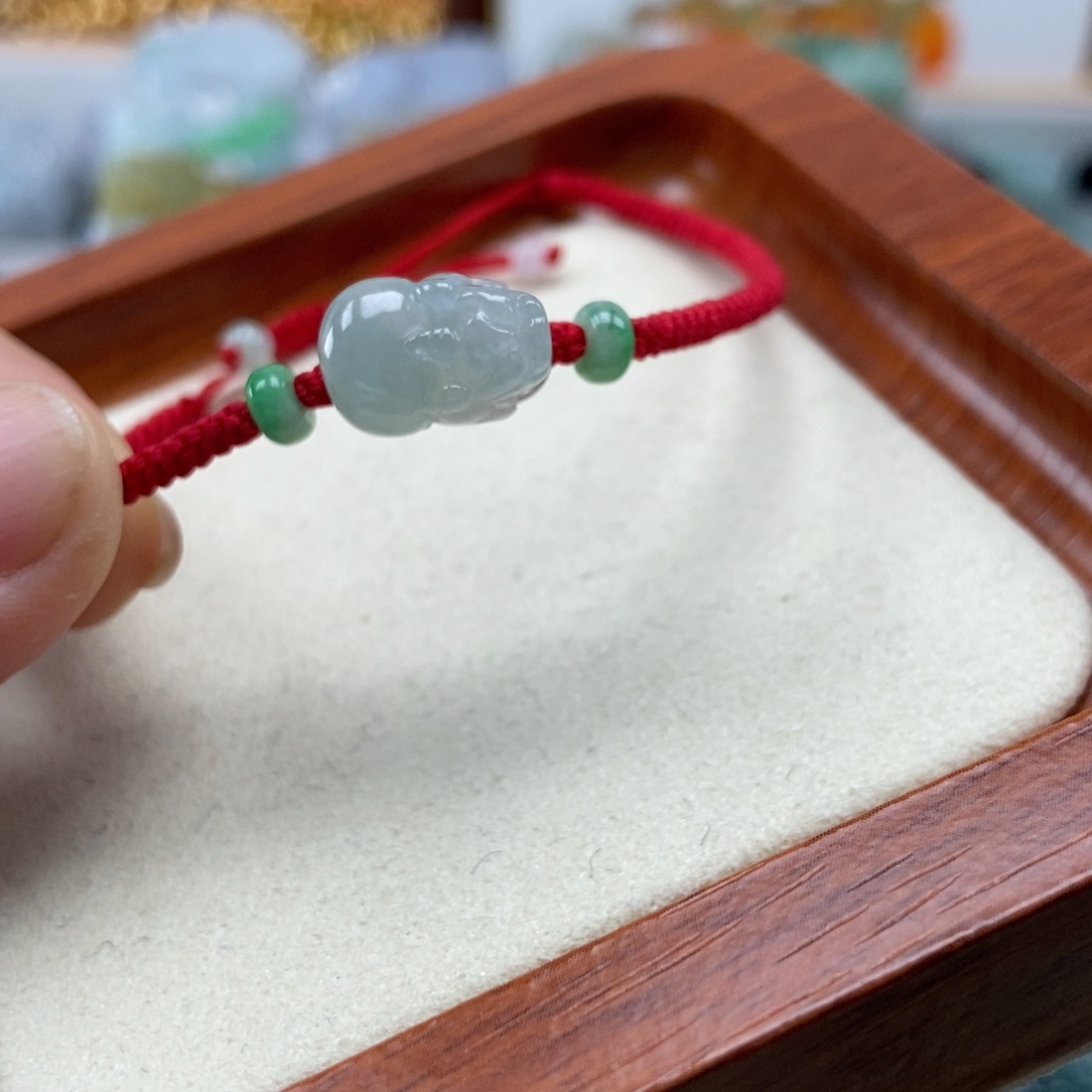 翡翠未镶嵌颈饰如意貔貅