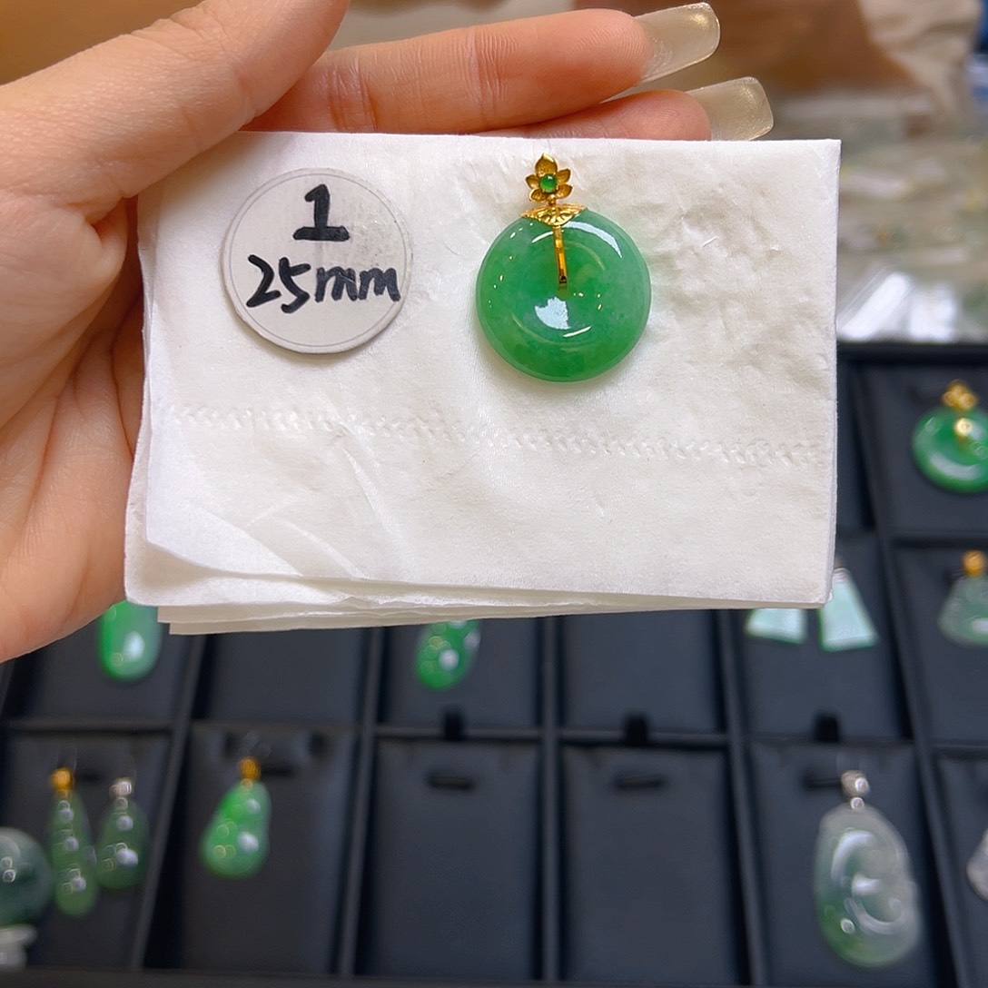 翡翠颈饰18K金镶嵌翡翠