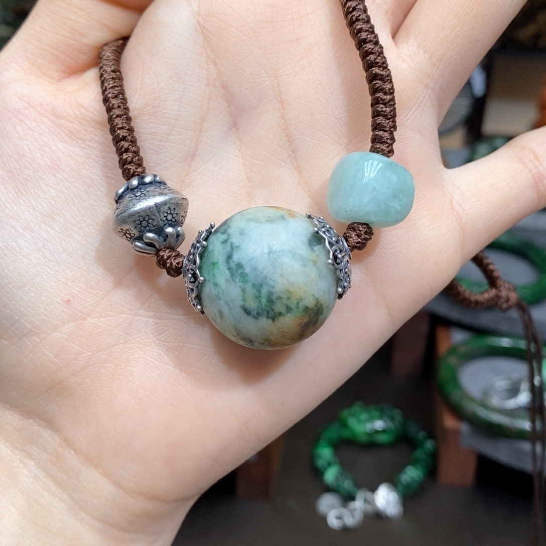 翡翠颈饰未镶嵌漂亮美眉