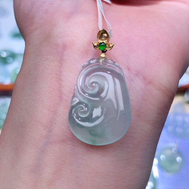 翡翠颈饰18K金镶嵌如意