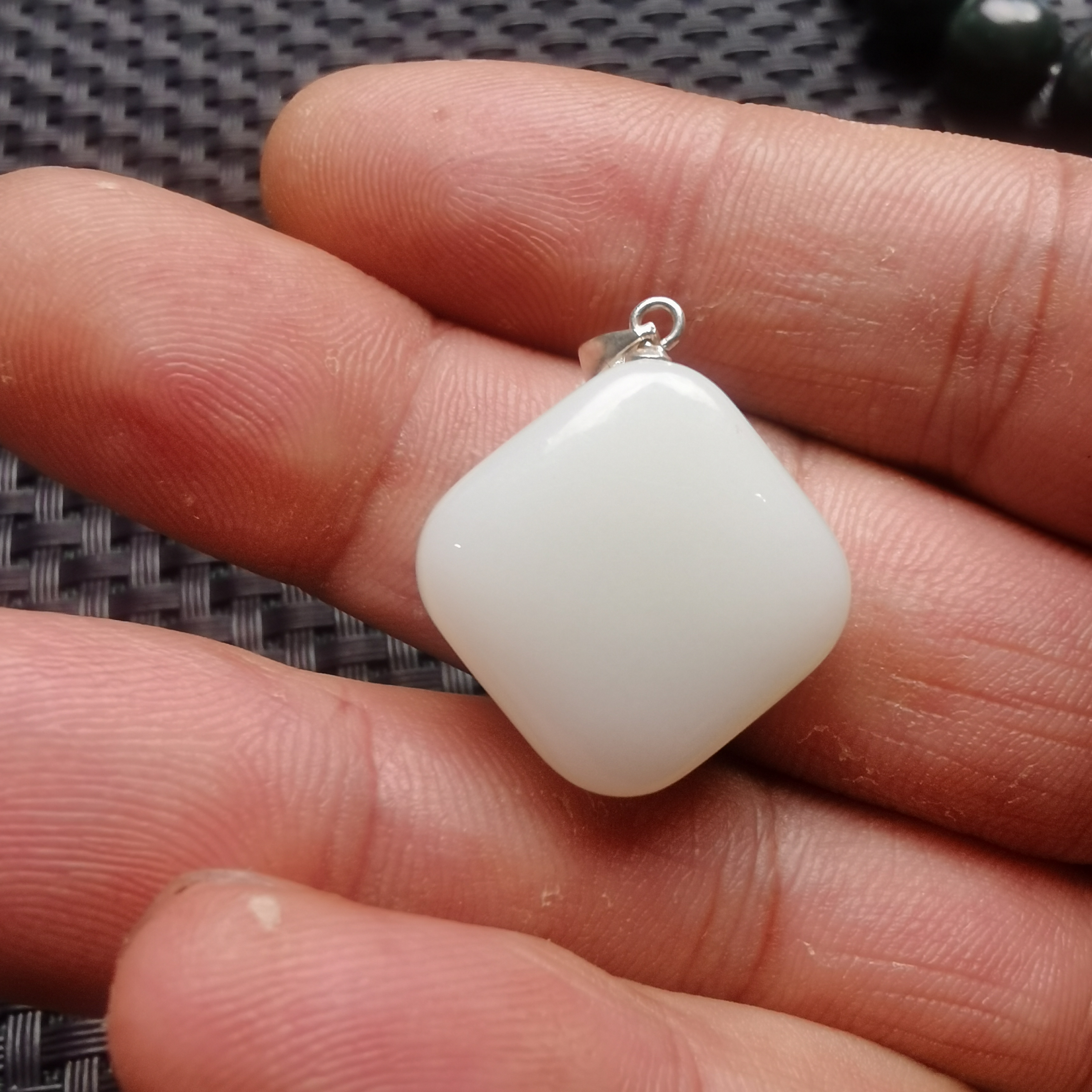 天然新疆和田玉小方糖，镶S925银扣头，带证书送礼盒