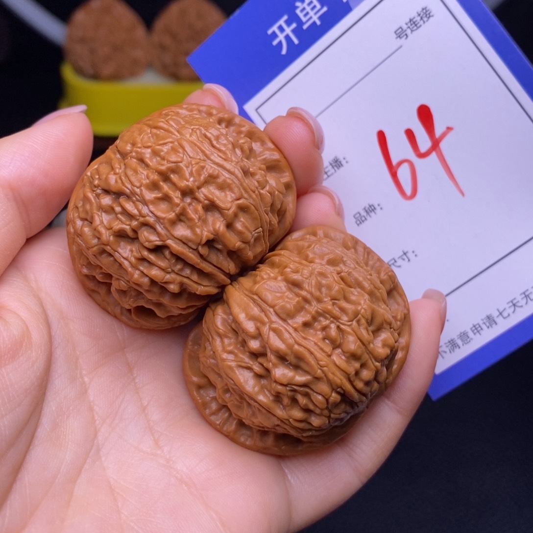 文玩核桃把件4.4闷白64号