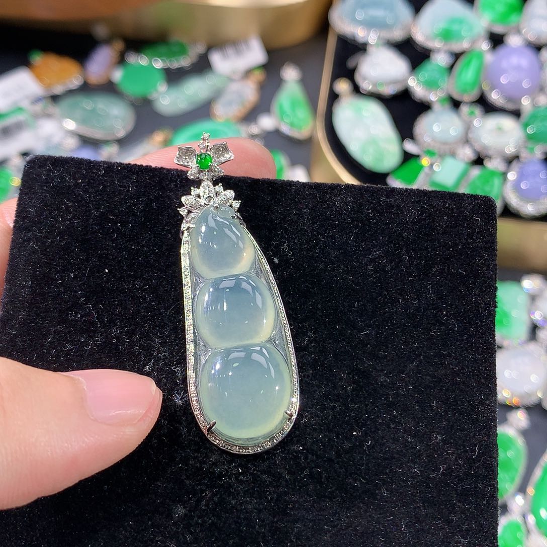 翡翠18K金镶嵌颈饰