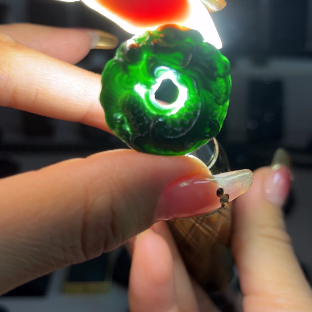 蛇纹石玉颈饰合金