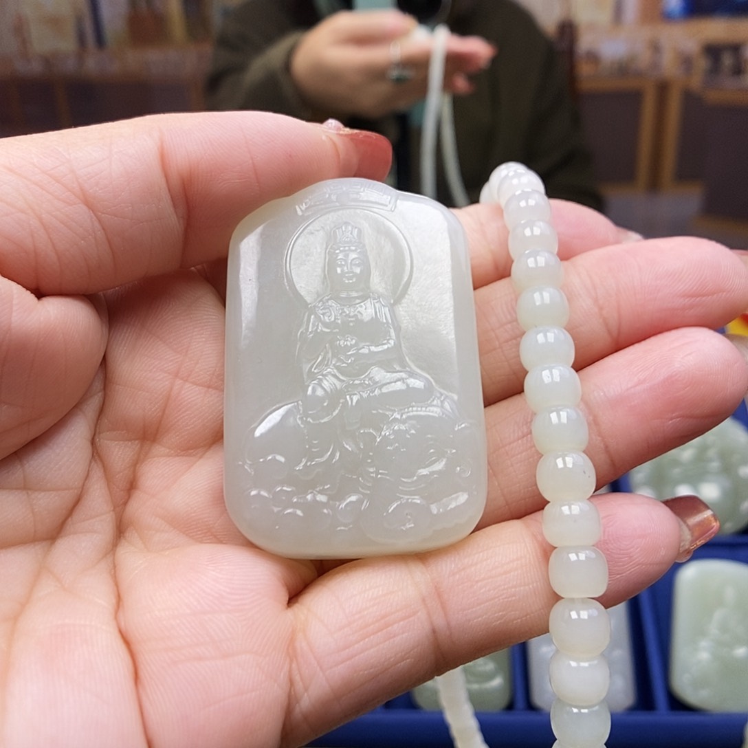 和田玉颈饰未镶嵌辻*。