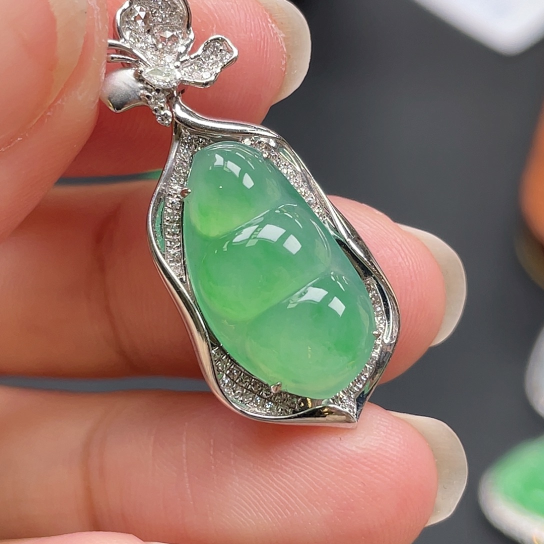 翡翠18K金镶嵌颈饰冰绿豆子