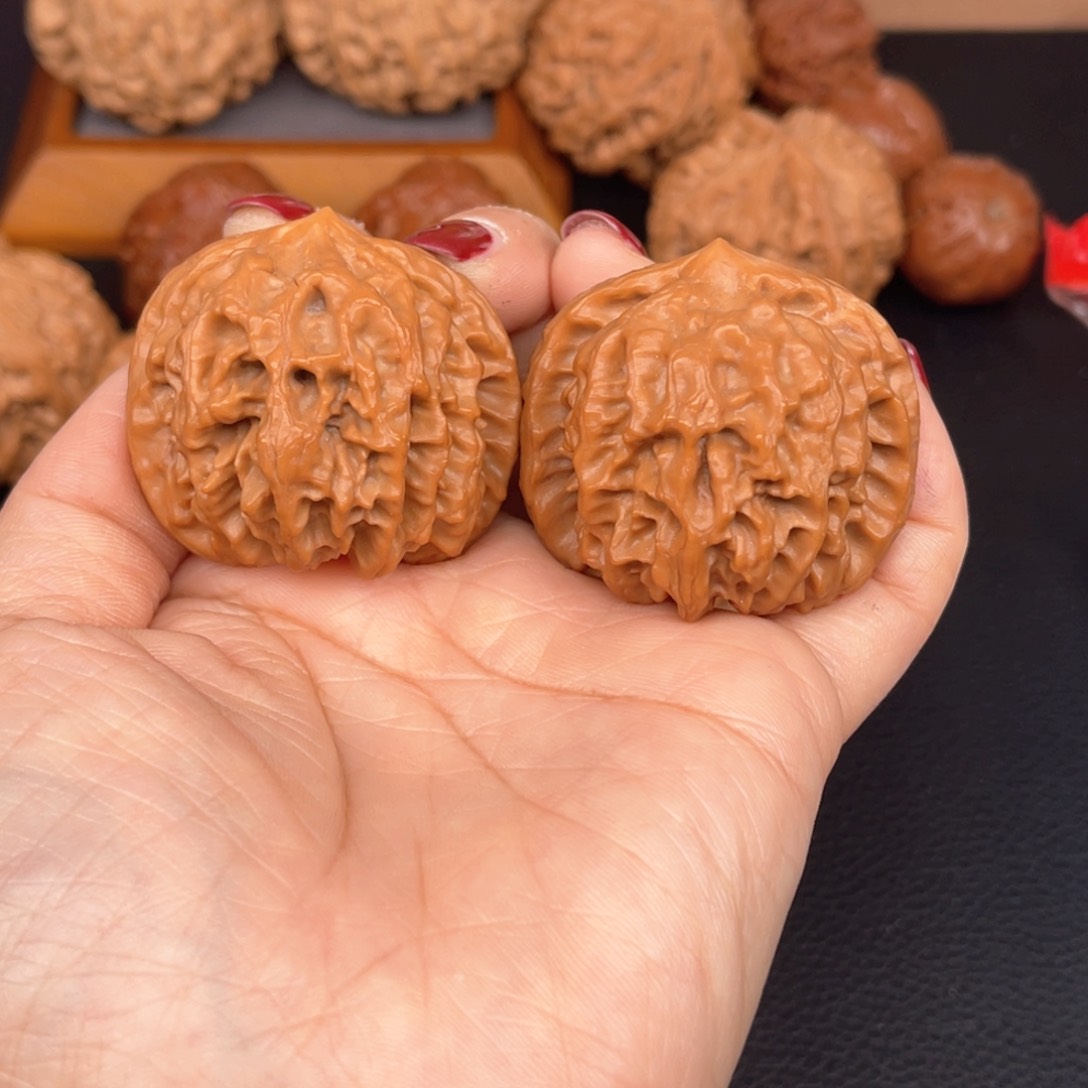 文玩核桃吊坠曹大龙41尺。 