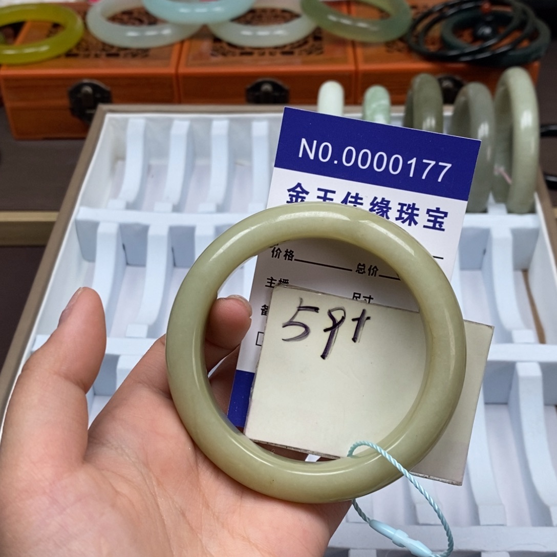 蛇纹石玉未镶嵌手镯