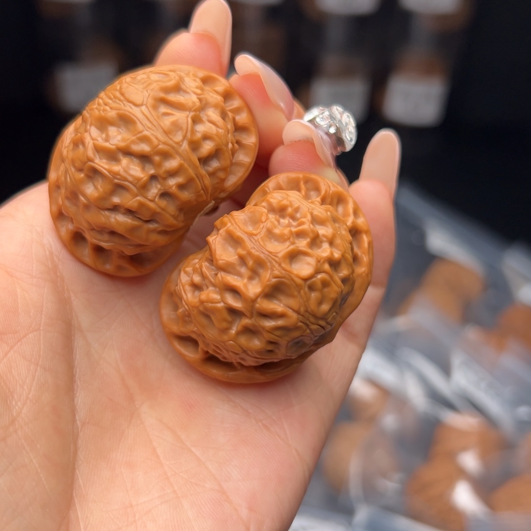 闫***文玩核桃把件宫灯