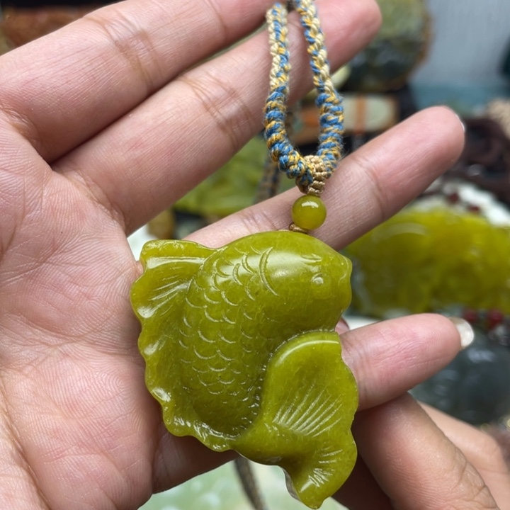 蛇纹石玉未镶嵌颈饰