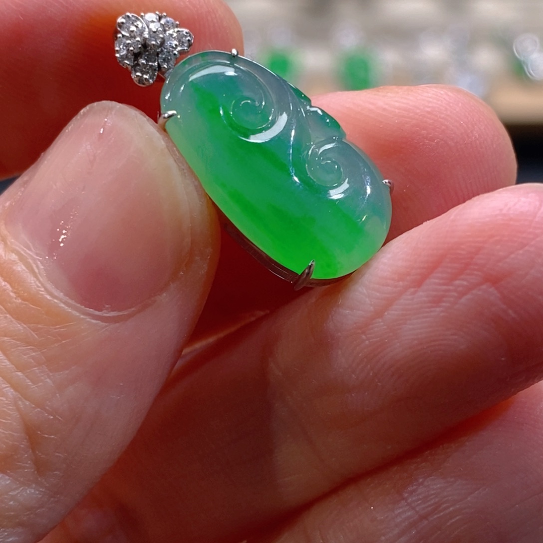 翡翠18K金镶嵌颈饰如意