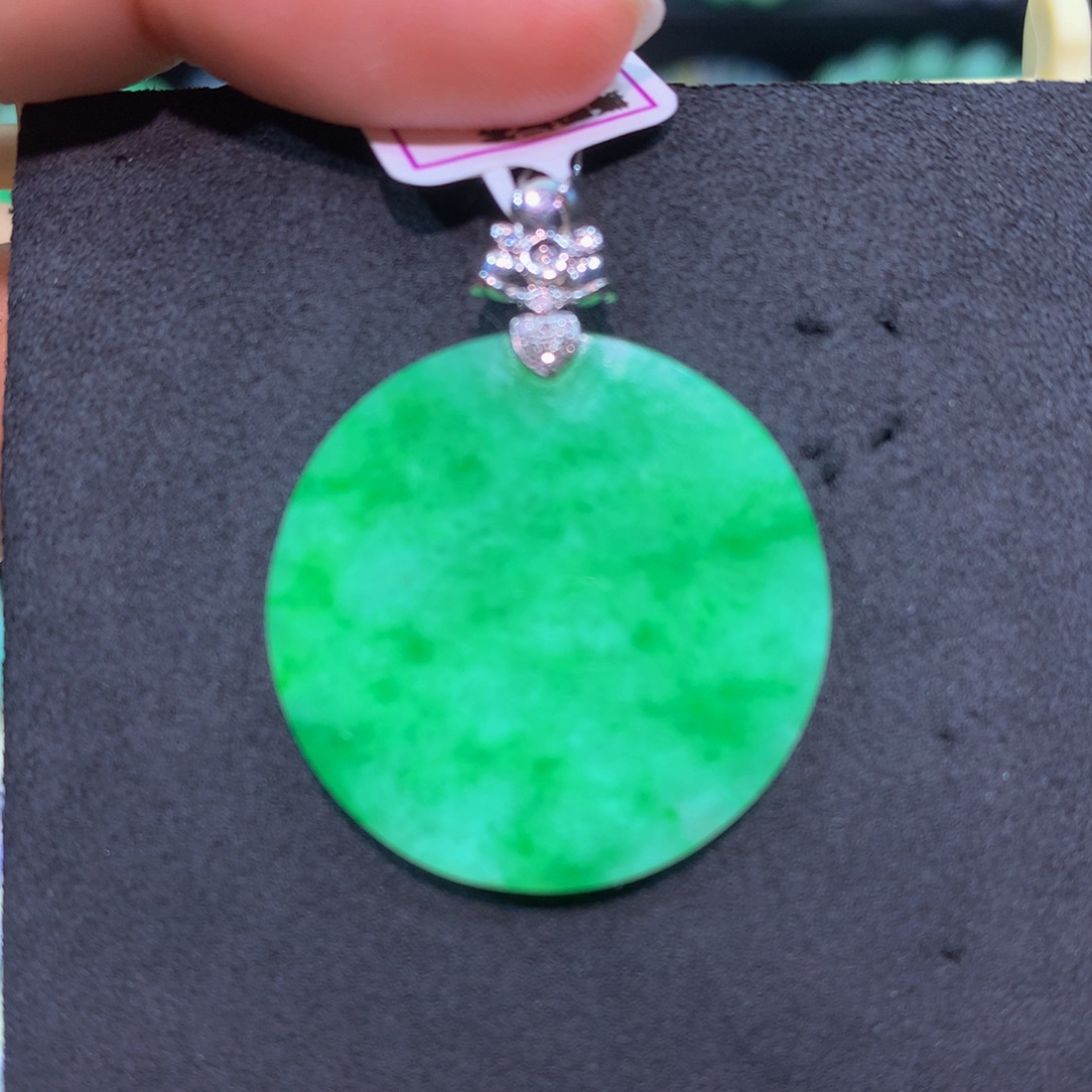 翡翠18K金镶嵌颈饰翡翠