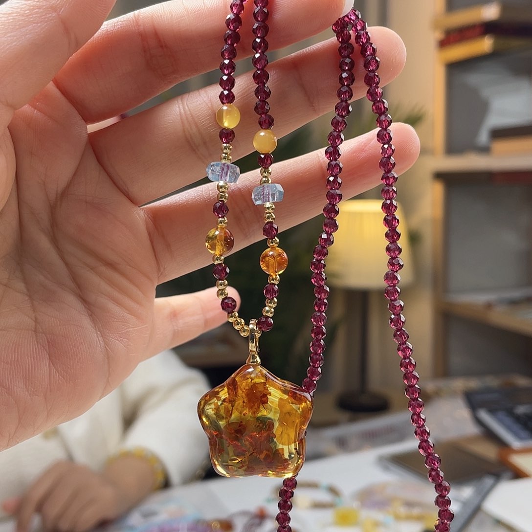 琥珀颈饰银S925镀金镶嵌琥珀吊坠