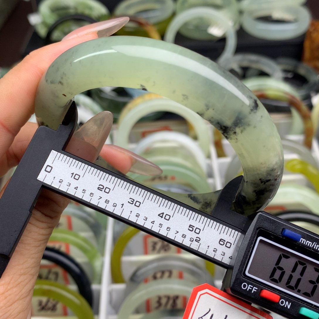 蛇纹石玉未镶嵌手镯383