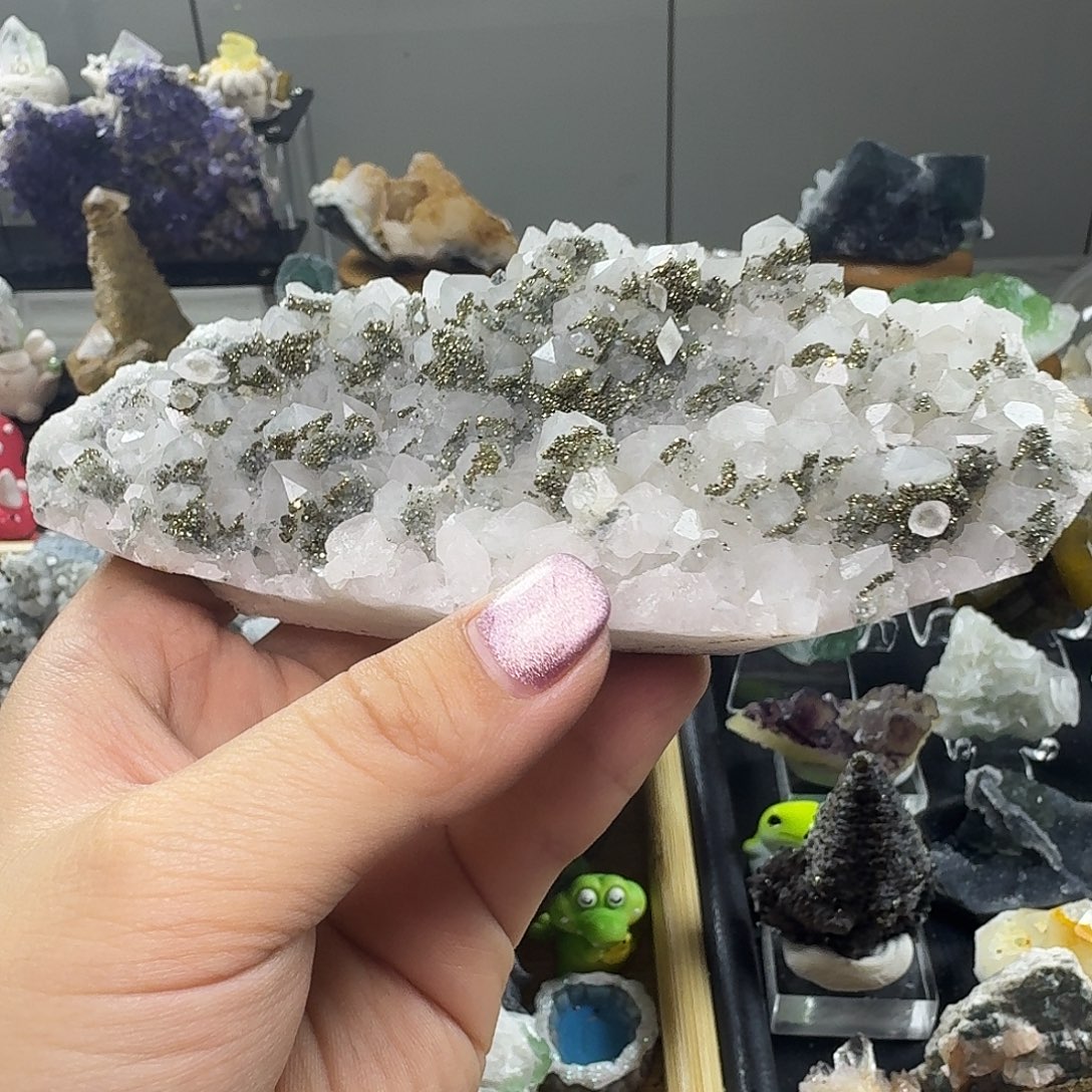 石材黄铁水晶共生