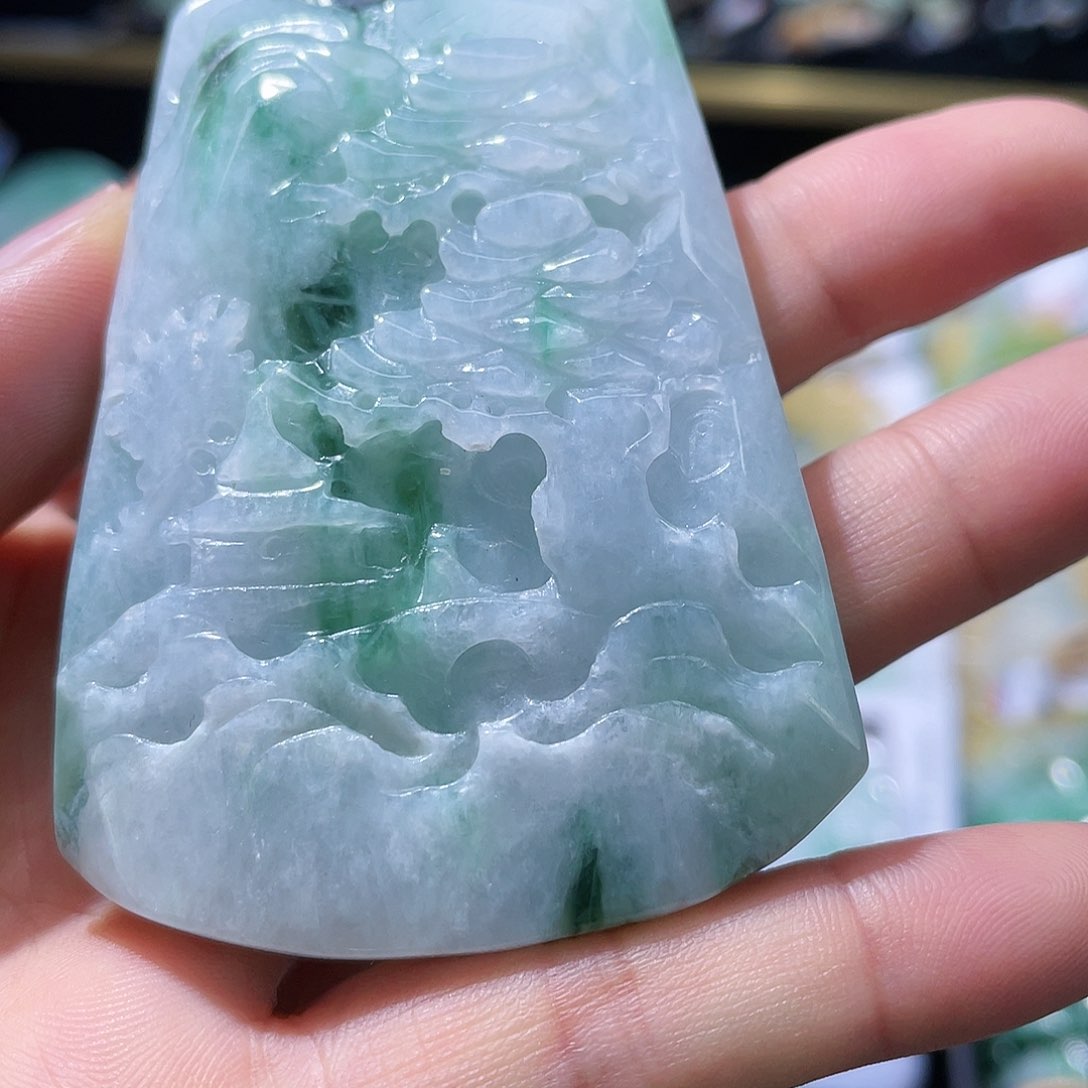 翡翠未镶嵌颈饰一个
