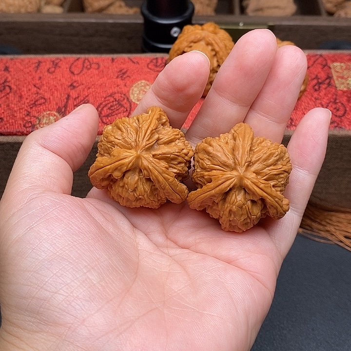 叫***震把件文玩核桃白奔