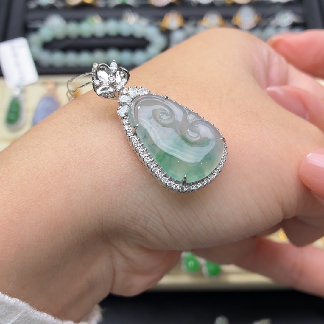 翡翠18K金镶嵌颈饰