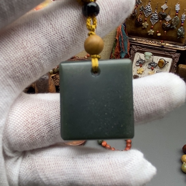 未镶嵌岫岩河磨玉（透闪石质玉）挂件