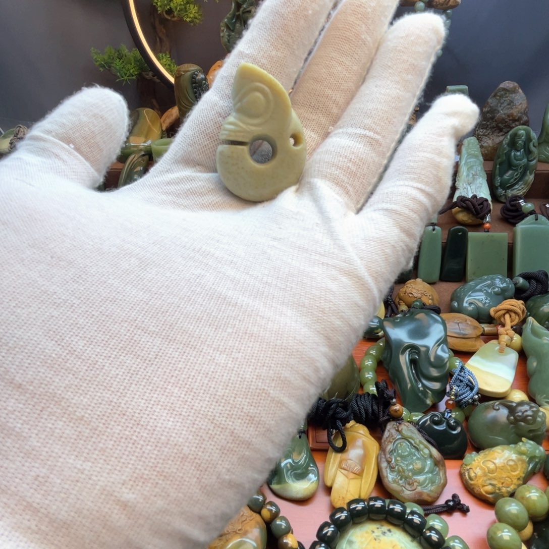 岫岩老玉（透闪石质玉）未镶嵌颈饰