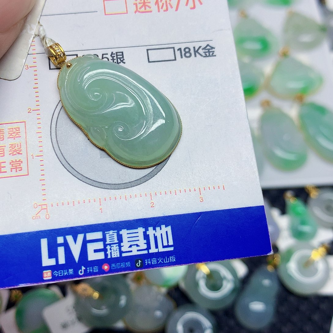 颈饰18K金镶嵌翡翠如意