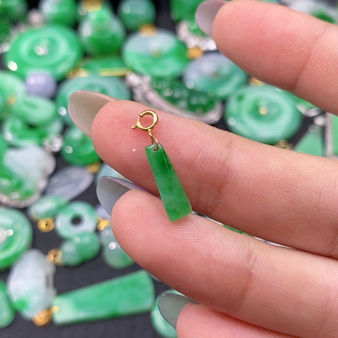 翡翠18K金镶嵌颈饰翡翠