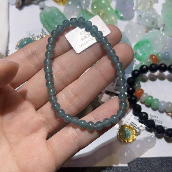 翡翠颈饰未镶嵌萍