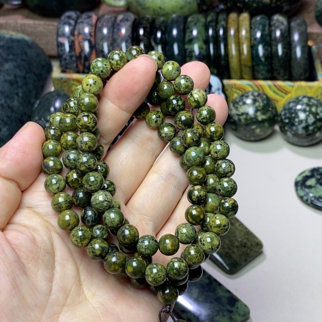 兰***涂蛇纹石玉未镶嵌颈饰