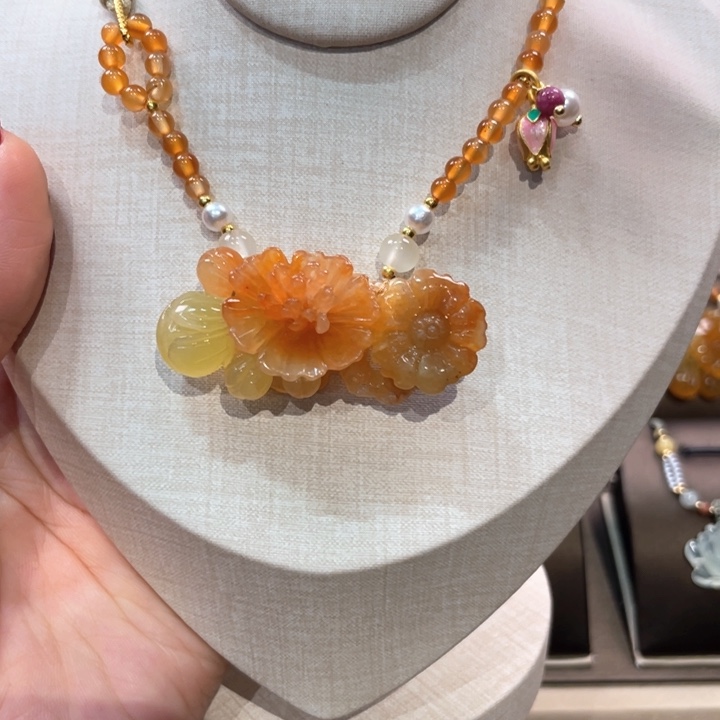 蛇纹石玉颈饰未镶嵌