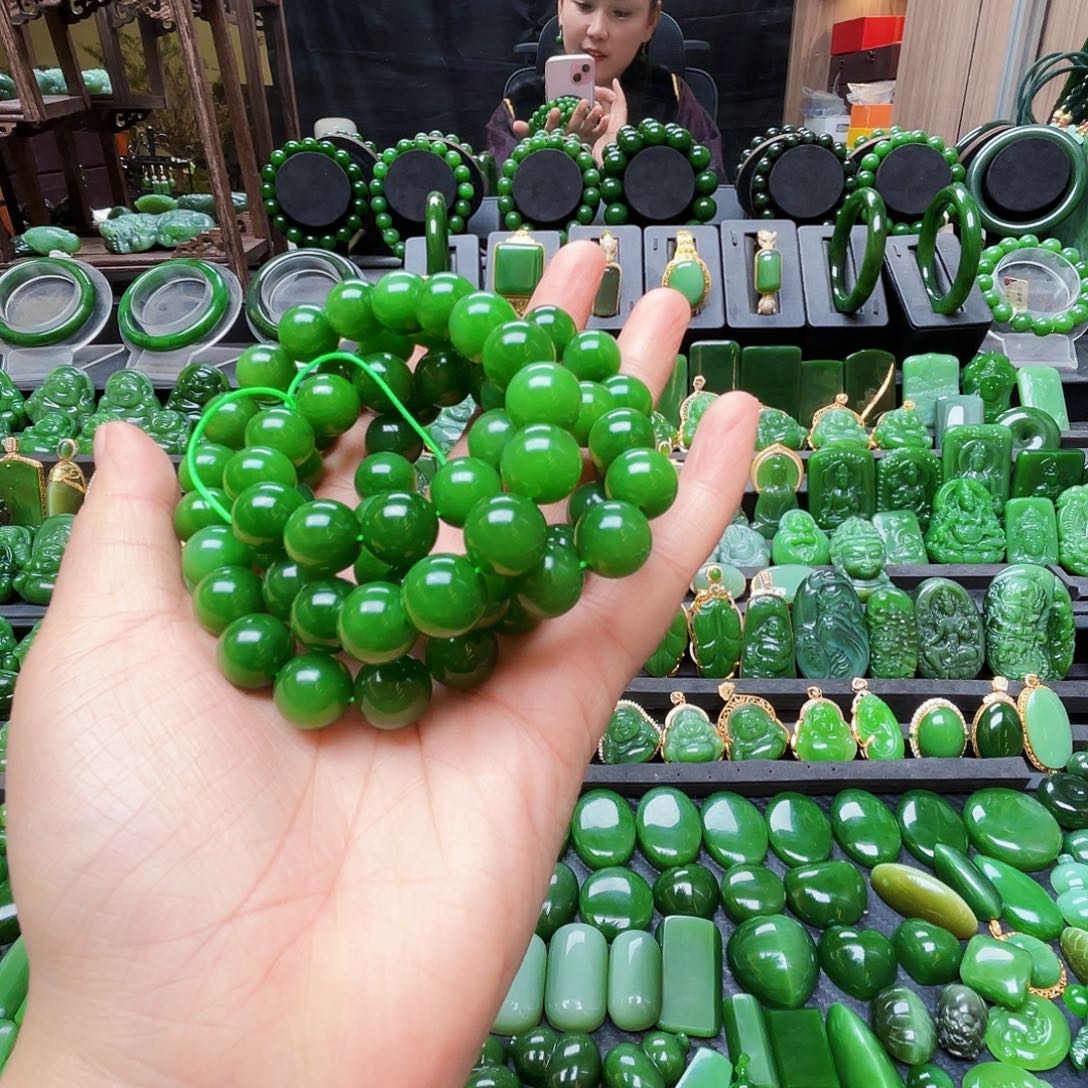 奥***弗和田玉（碧玉）未镶嵌颈饰