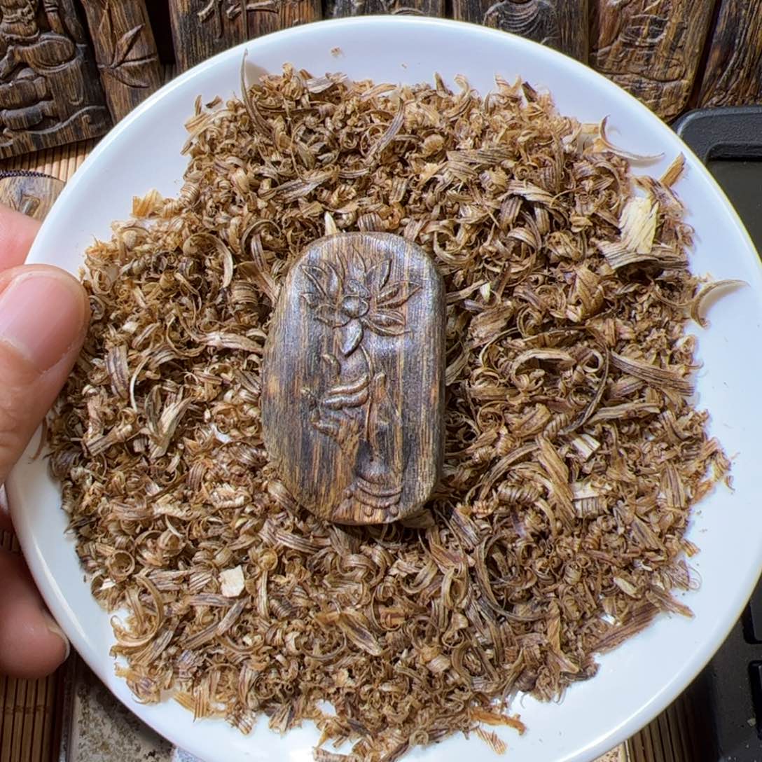 沉香沉香碎屑绿棋雕刻5.5克