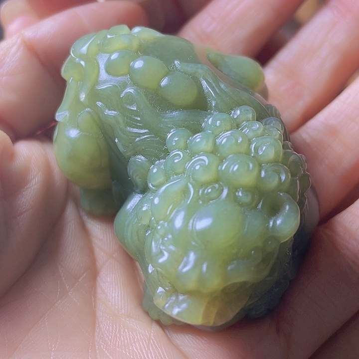未镶嵌岫岩老玉（透闪石质玉）把件